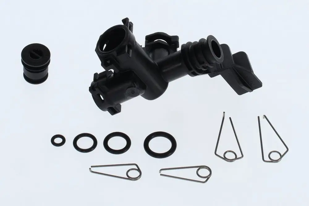 BOSCH T-Stück aus Kunststoff mit mehreren Dichtungen und Halteclips, angeordnet auf einem weißen Untergrund.
